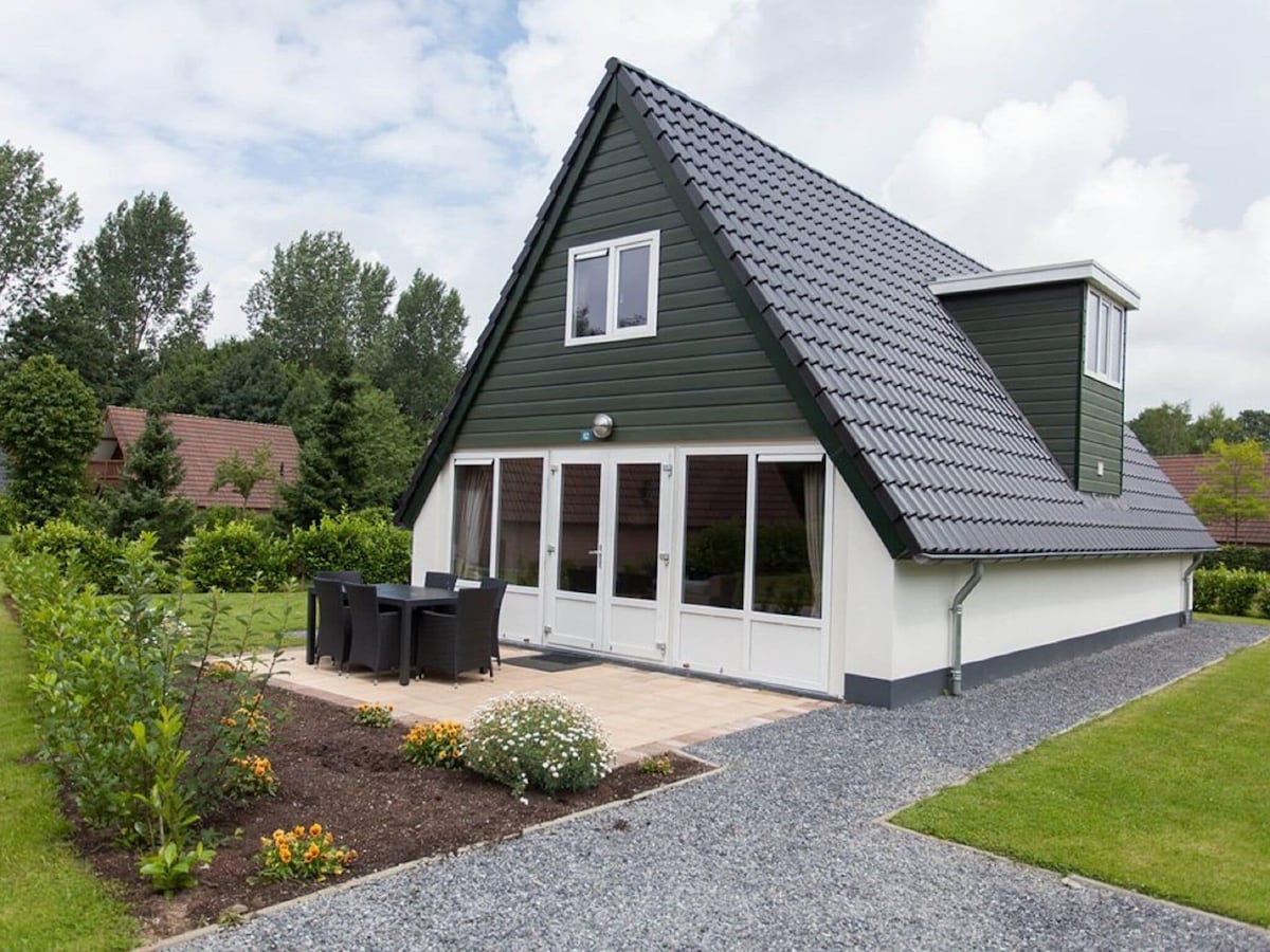 Nice bungalow in a holiday park near Maastricht