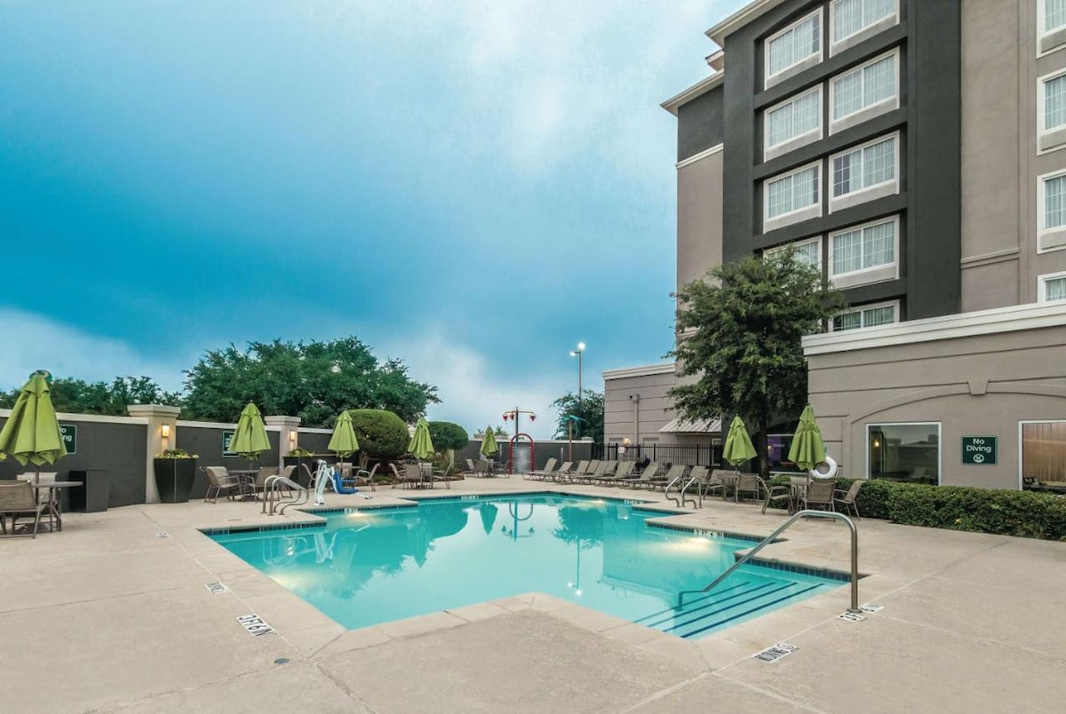 3 Pet-friendly Units, Free Parking, Outdoor Pools!