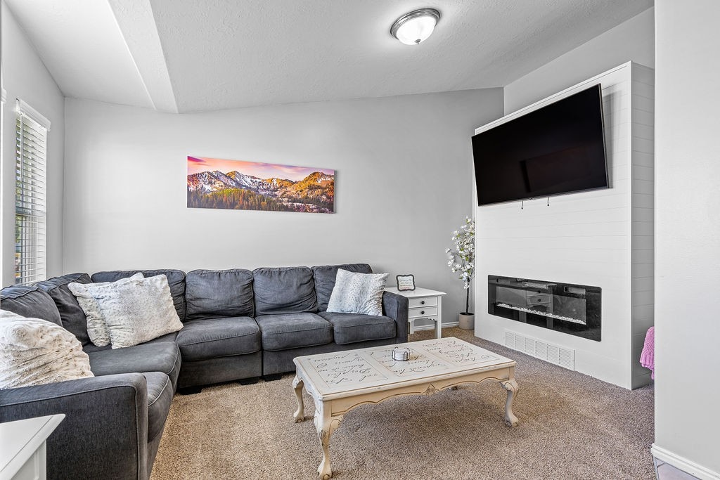 Pet friendly 3/2 fireplace by Hill AFB & hospitals