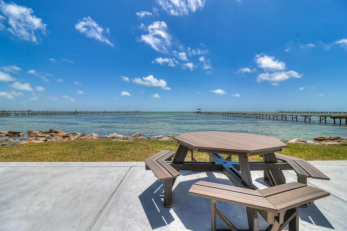 2BR gulf-front charmer with outdoor kitchen & AC