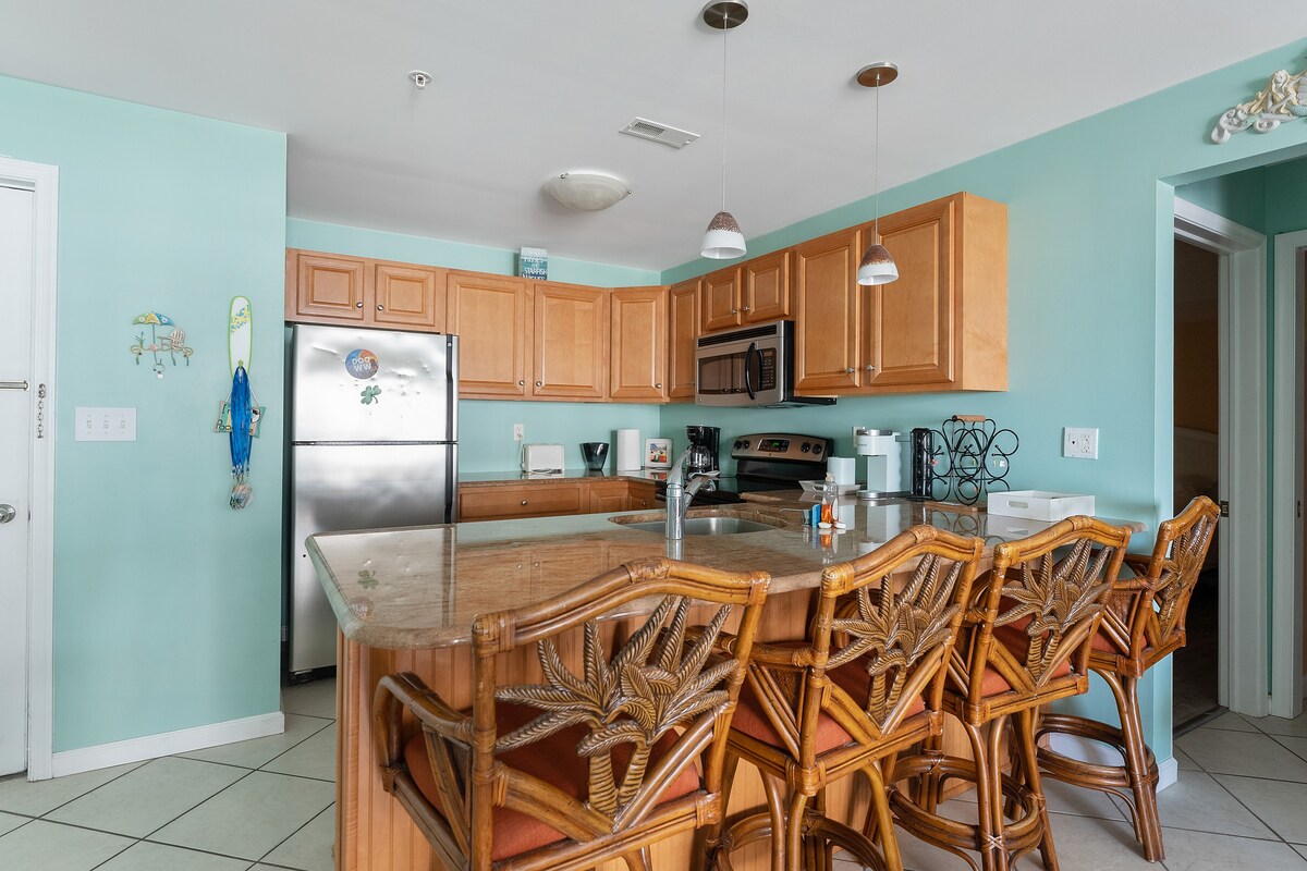 NW Vacation Rental Condo w/ Pool & Ocean Views