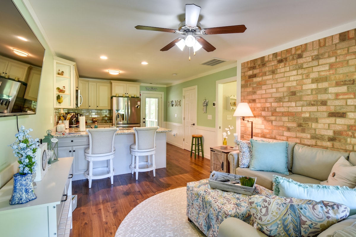 Charming Duplex: 12 Mi to UGA & Sanford Stadium!