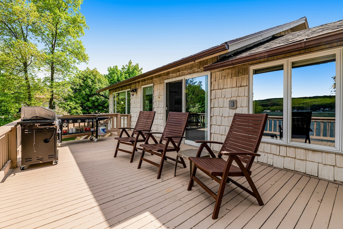 Lakefront 4BR with amazing views, dock & game room