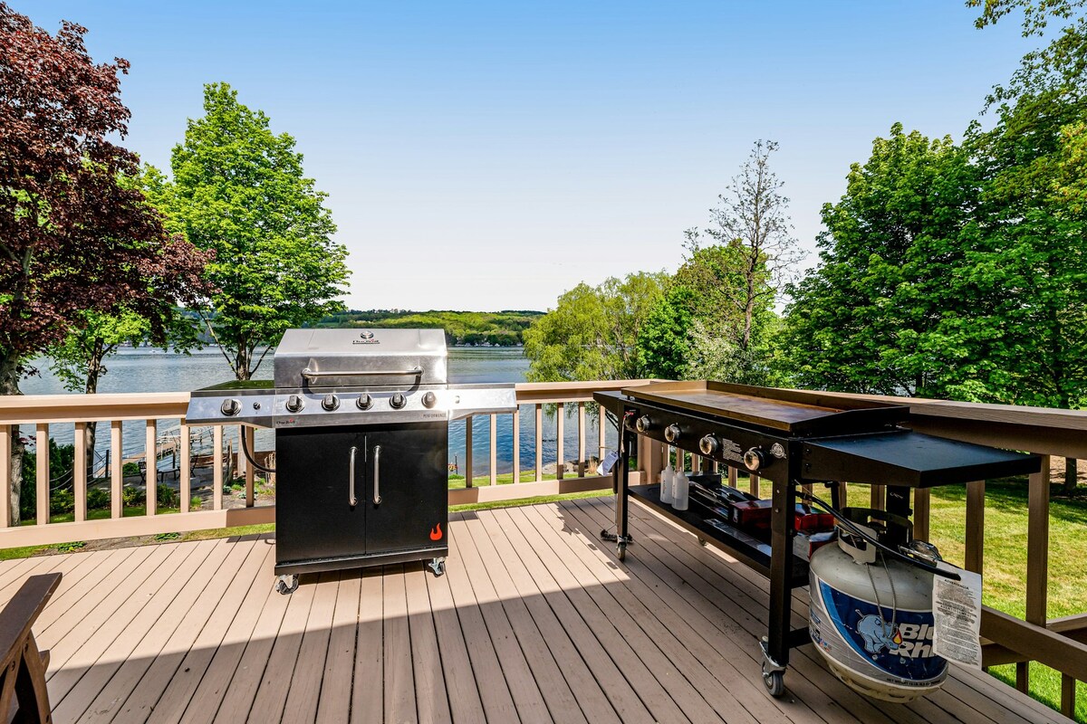 Lakefront 4BR with amazing views, dock & game room