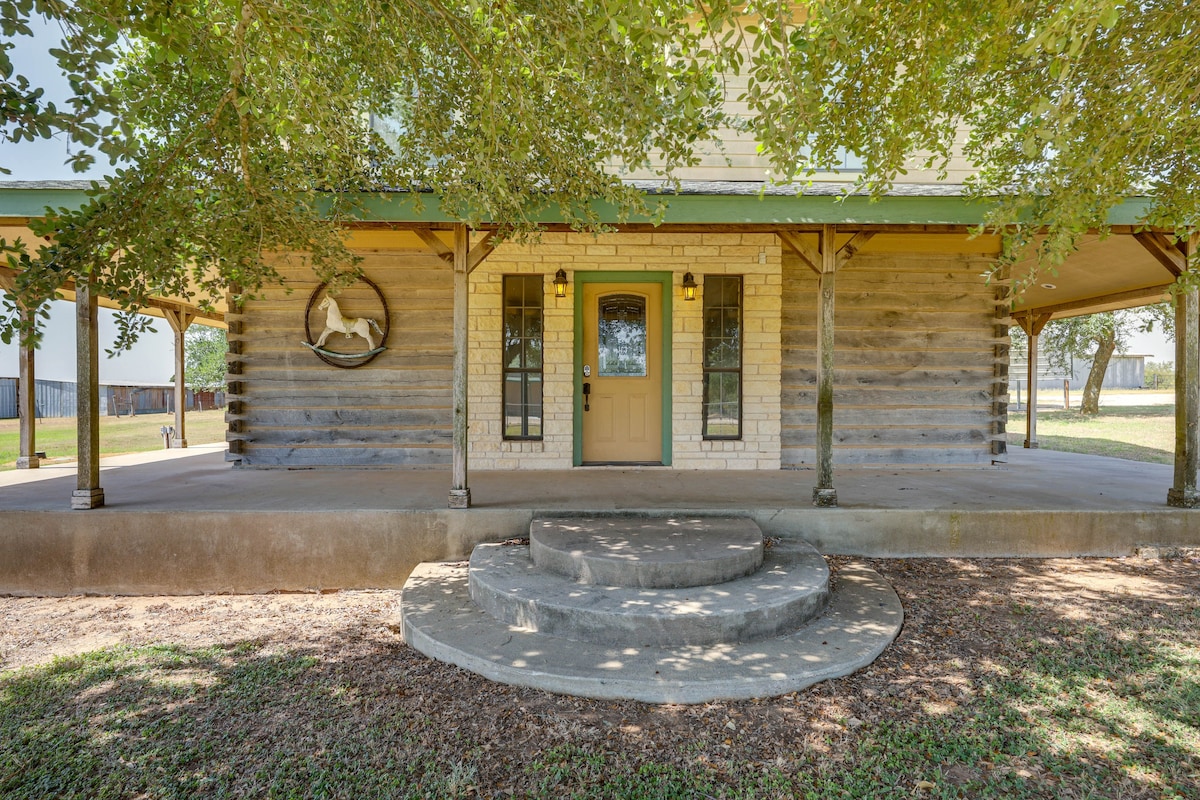 Elgin Retreat at Charming Country Cabin!