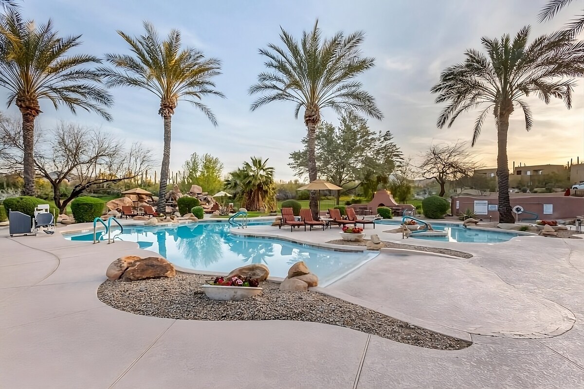 Relax and Unwind! Outdoor Pool, Full Kitchen!