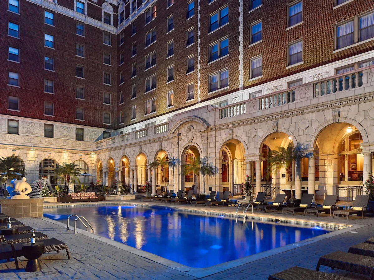 In the Heart  of St. Louis! Heated Pool, Parking!