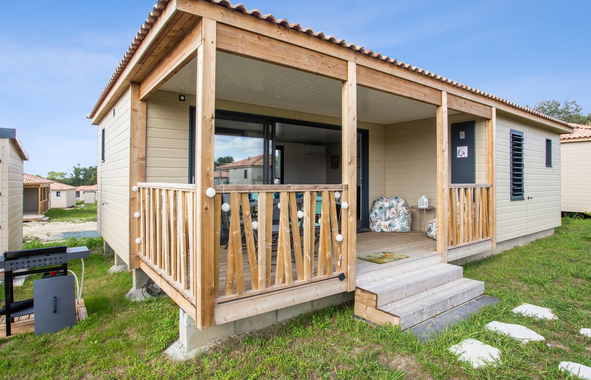 Cottage with patio and garden in Saubrigues