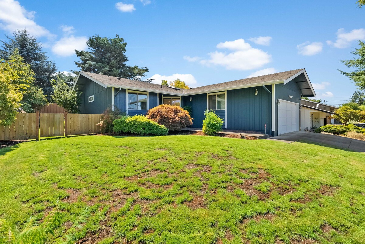 Cozy Tacoma Home w/ Patio, Walk to Beach!