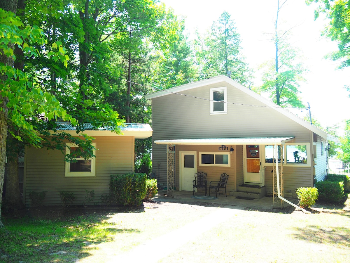 Cavalier Cottage - Private Lakefront w/ Kayaks!