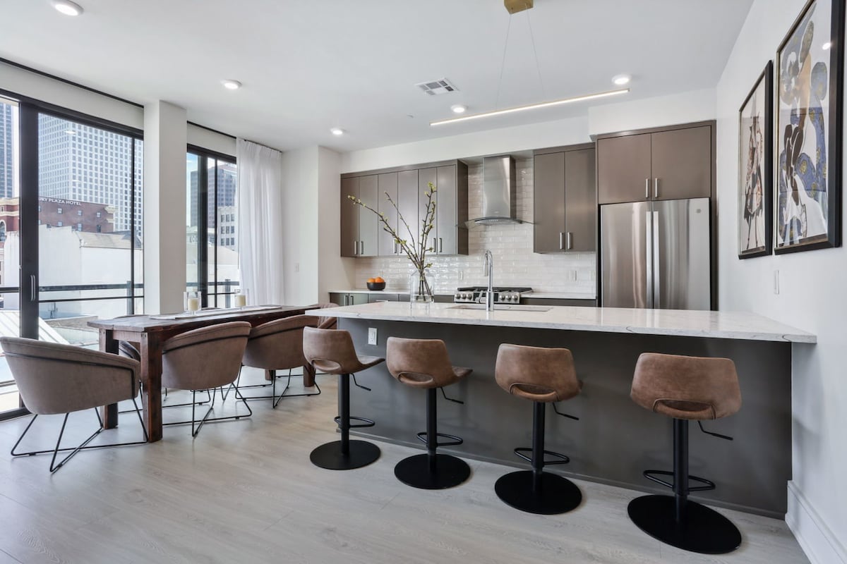 Beautiful CBD Condo with Balcony at The Moderne