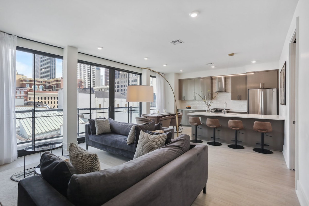 Beautiful CBD Condo with Balcony at The Moderne