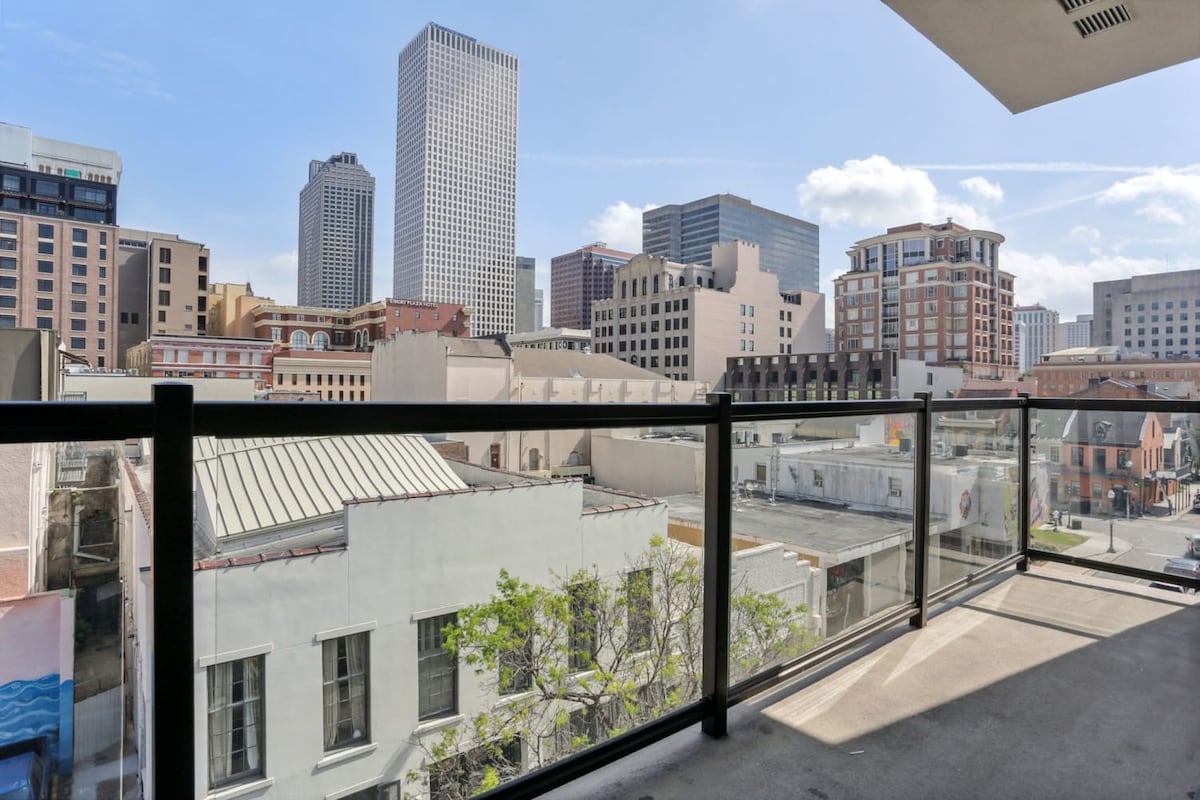 Beautiful CBD Condo with Balcony at The Moderne