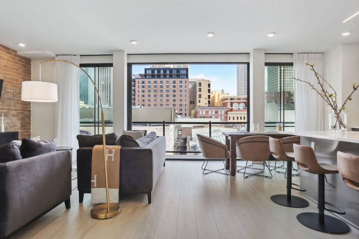 Beautiful CBD Condo with Balcony at The Moderne