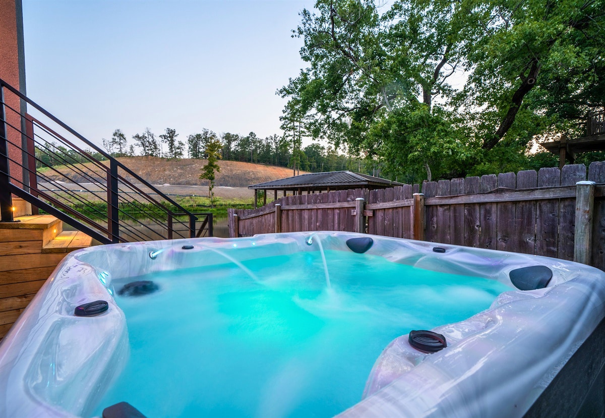 New 6 BDR Lakefront Escape | Hot Tub | Waterfall