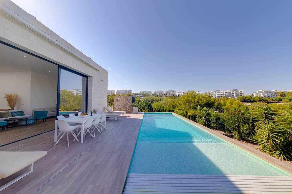 Exclusive villa with a heated pool in las Colinas