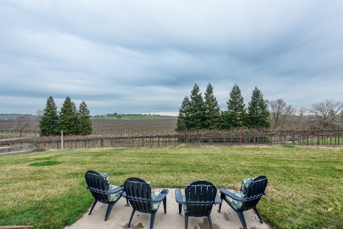 Hot Tub, Sleeps 6, Close to Wineries & Reservoirs!