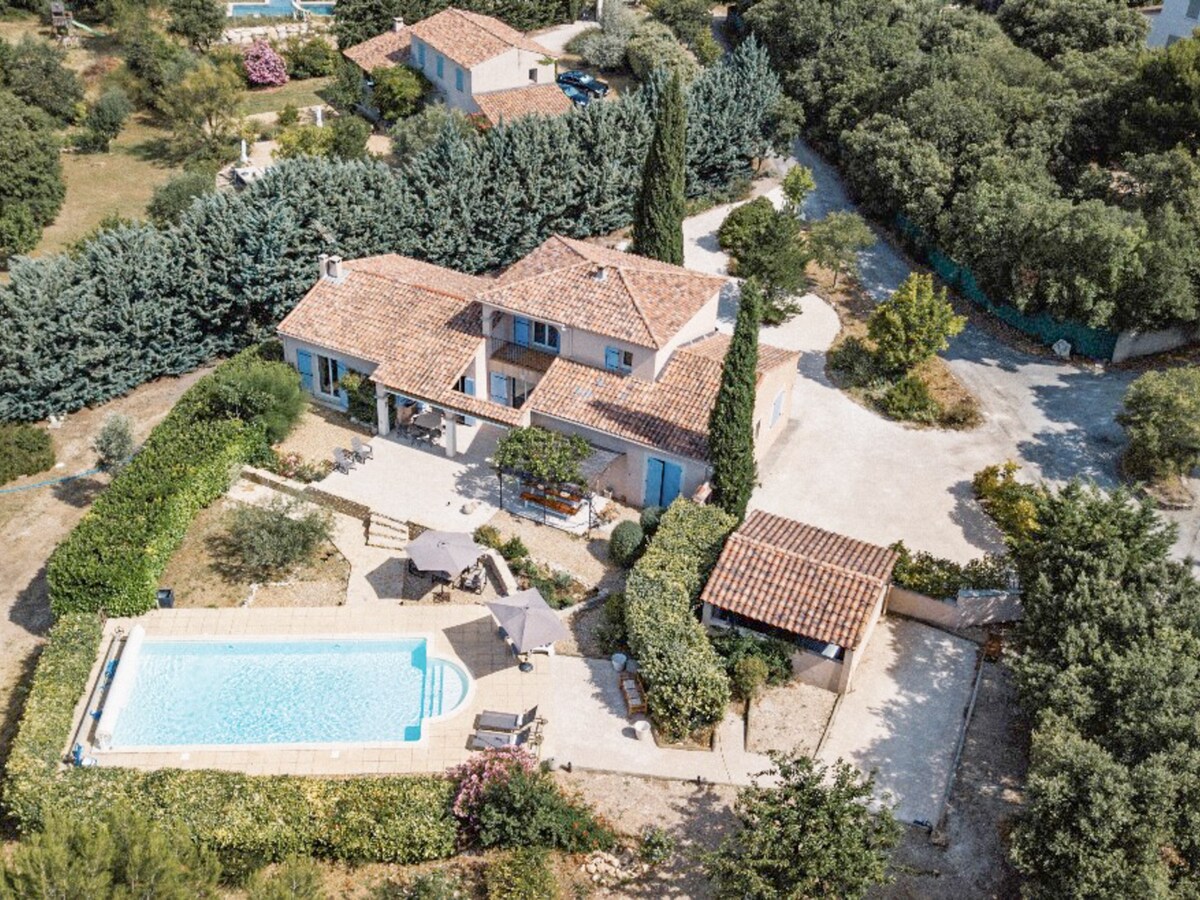 Beautiful villa with pool close to Mont-Ventoux