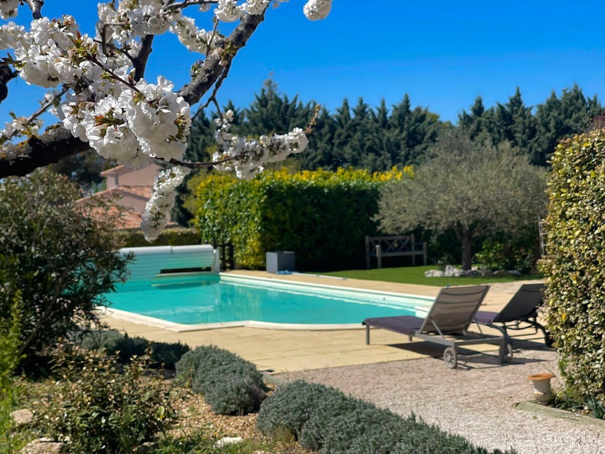 Beautiful villa with pool close to Mont-Ventoux