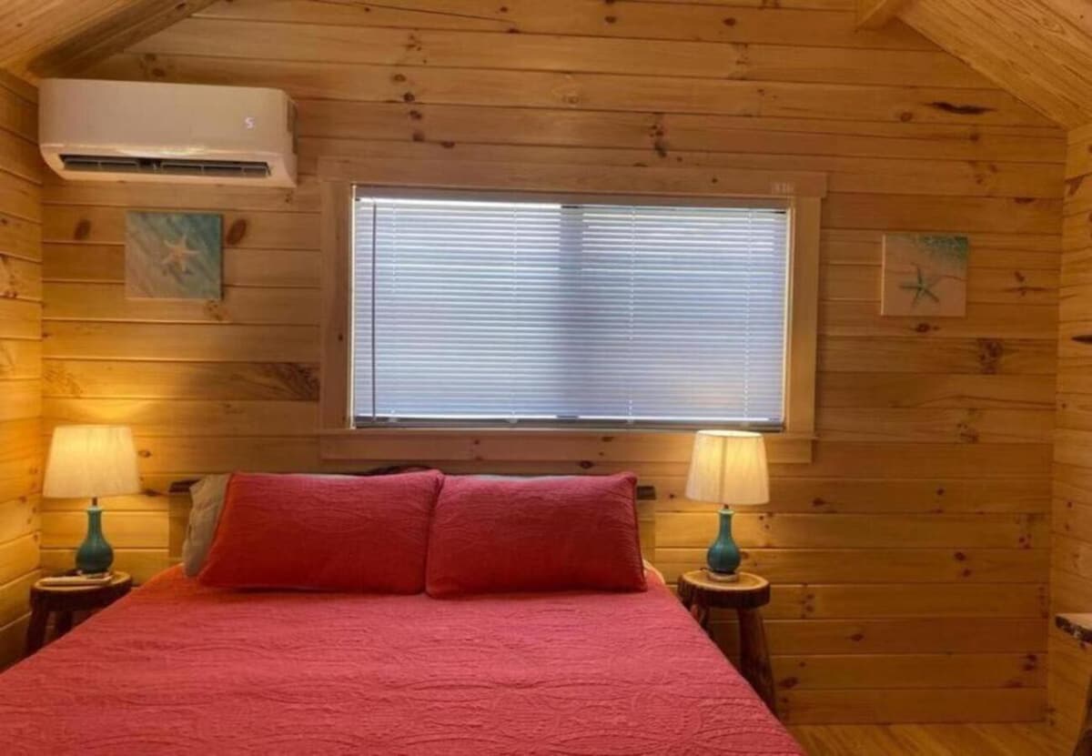 Unique Cabin Near Surf City with Loft and Parking