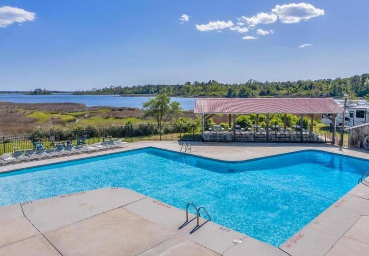 Unique Cabin Near Surf City with Loft and Parking