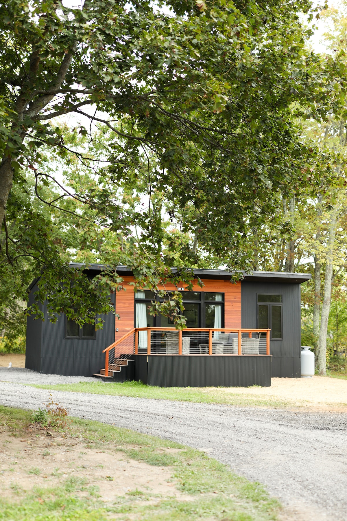 Modern Tiny Home/With Hot Tub!