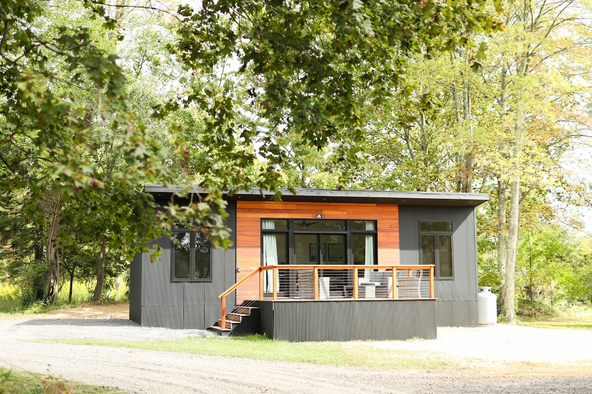 Modern Tiny Home/With Hot Tub!