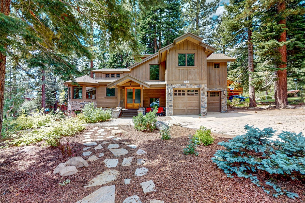 5BR dog-friendly, wilderness retreat with grill