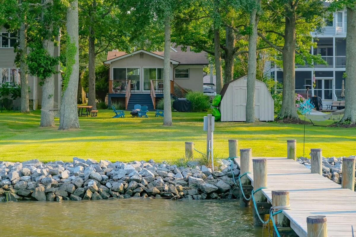 Waterfront, dog-friendly 3BR with dock & kayaks
