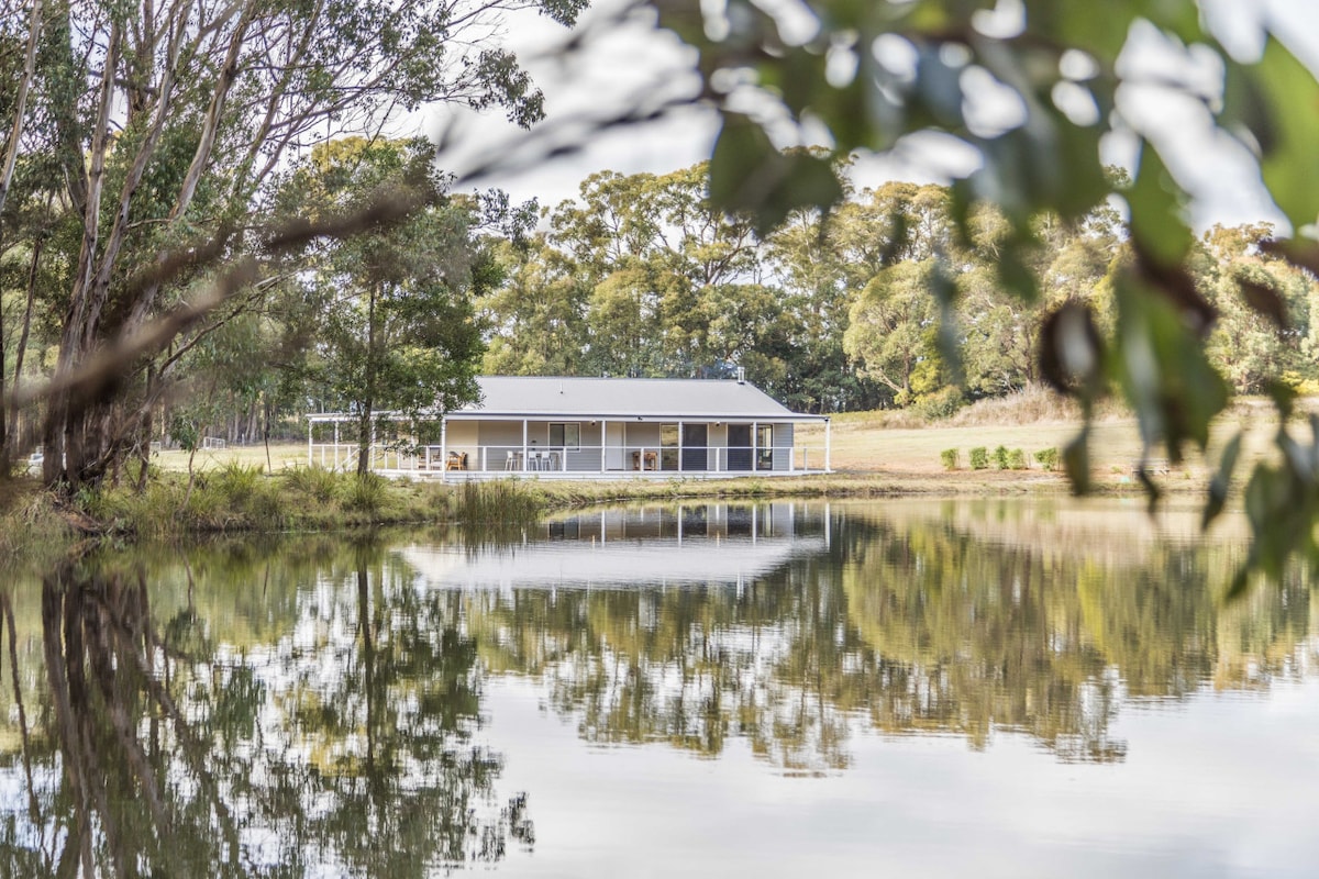 Paradise Valley Cottage and Lake in Spring Hill