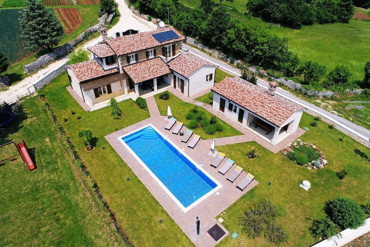 Rustic villa St. Martina with pool in Tinjan