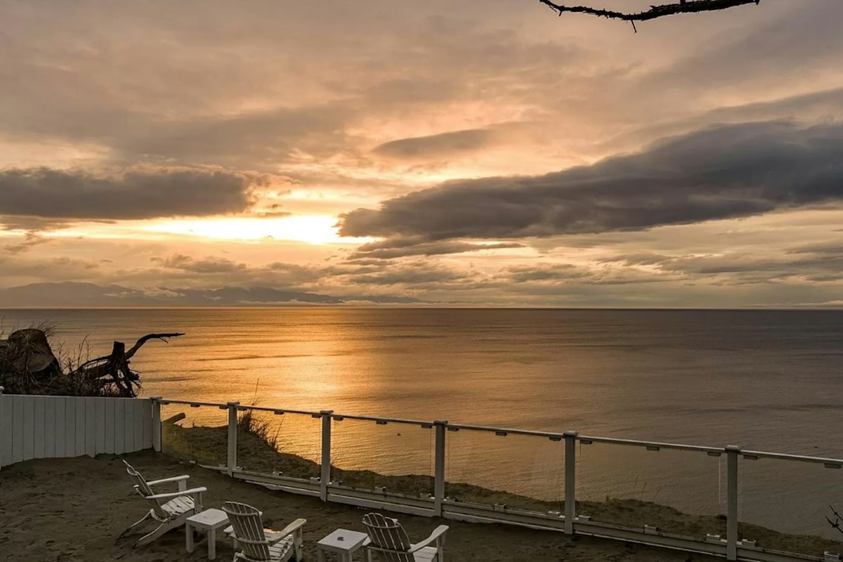 4BR Oceanfront Whidbey Island | Fireplace