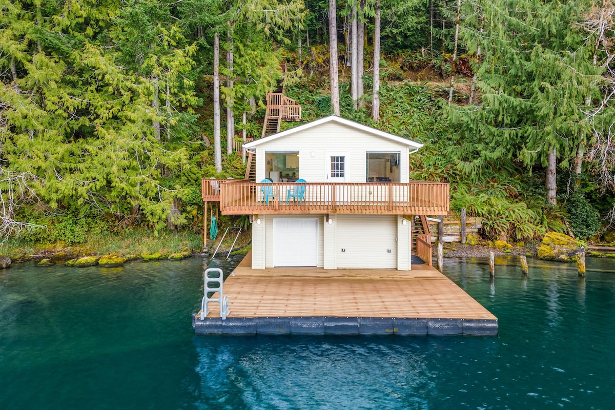 Secluded 1BR Lakefront | Dock | Deck