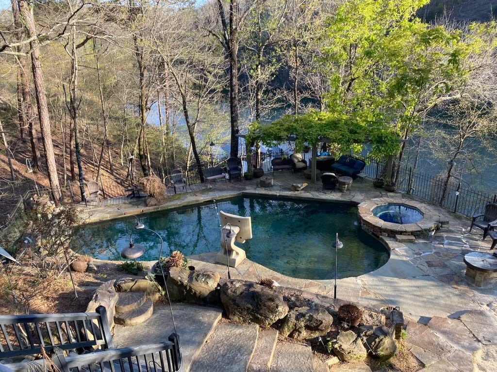 5 BR - Lake Tuscaloosa - 9 acres w/ pool