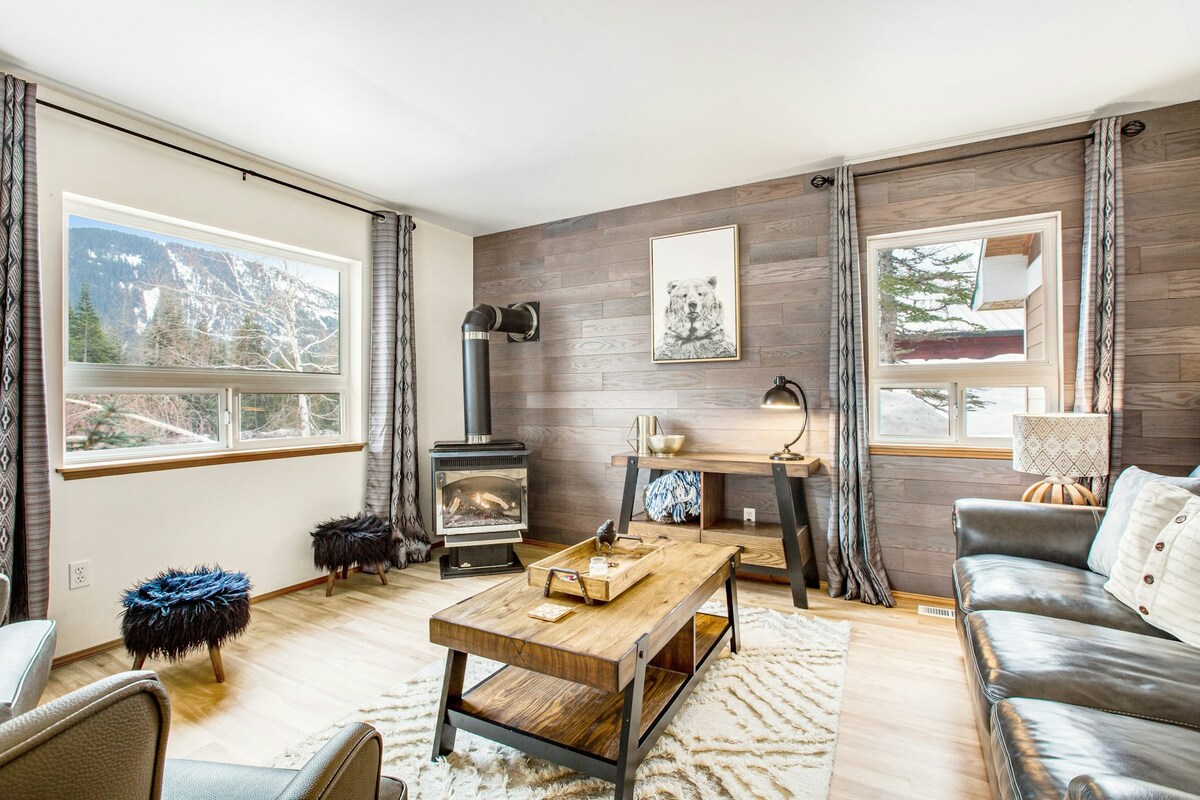 Ski-in/out 3BR with mountain views & fireplace