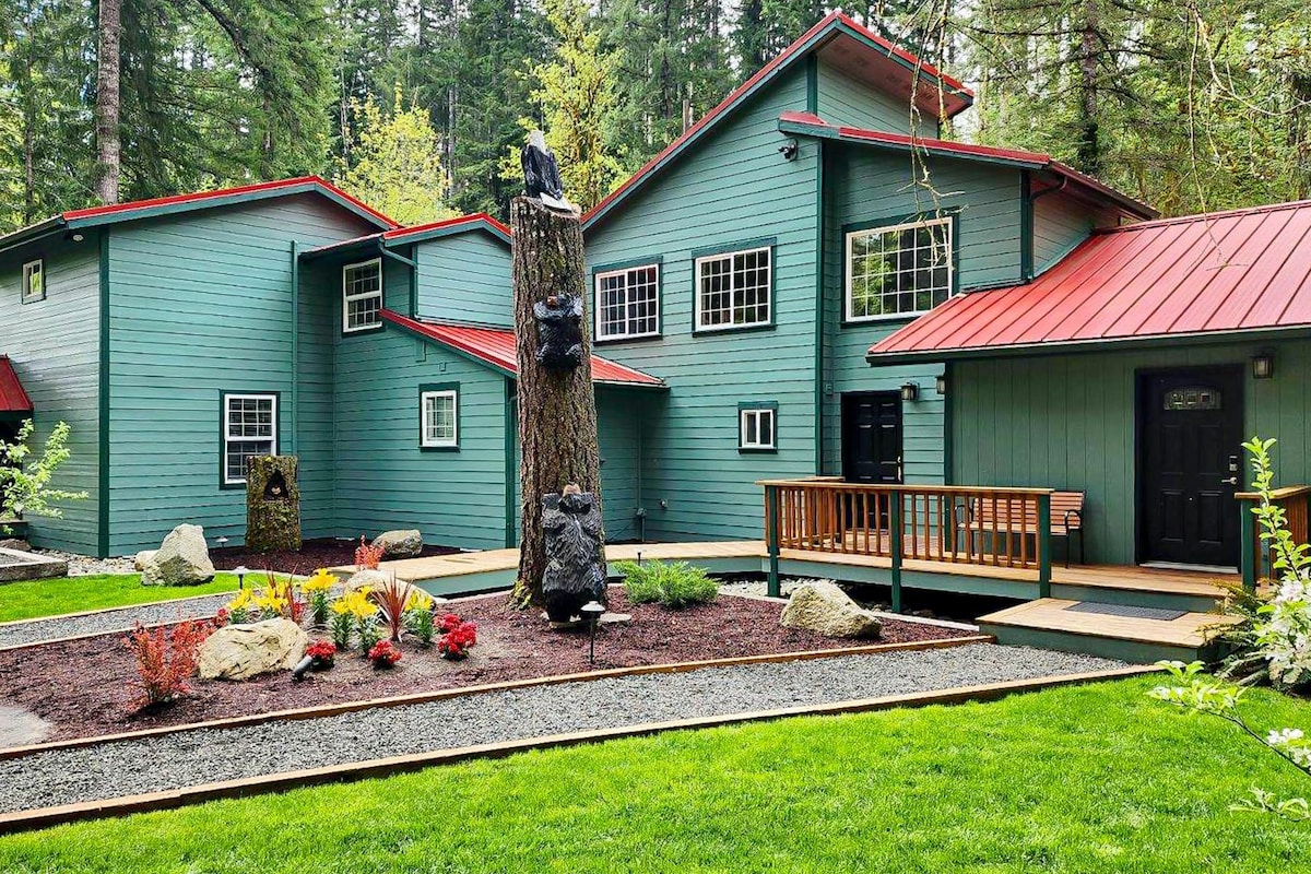 4BR luxe lodge with hot tubs, kayaks, & firepits