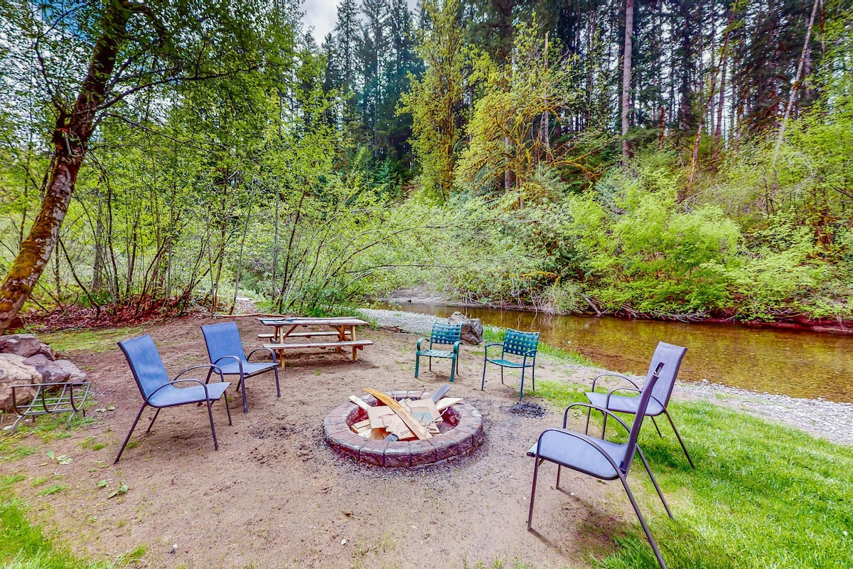 4BR luxe lodge with hot tubs, kayaks, & firepits
