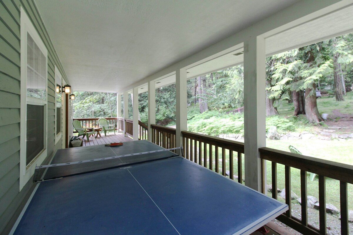 Ocean-view 3BR, dog-friendly with fireplace & deck