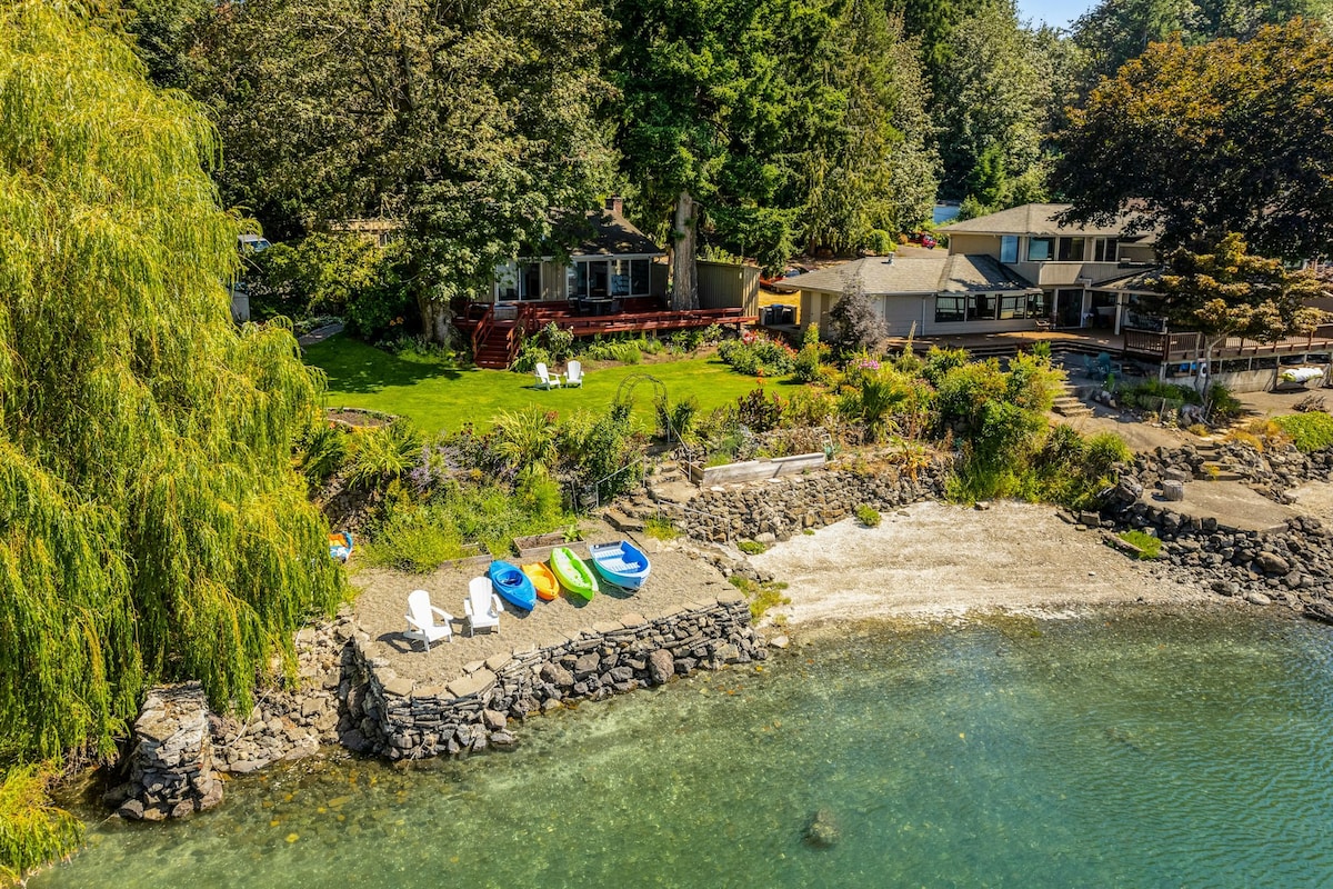 4BR waterfront home with beach access & kayaks