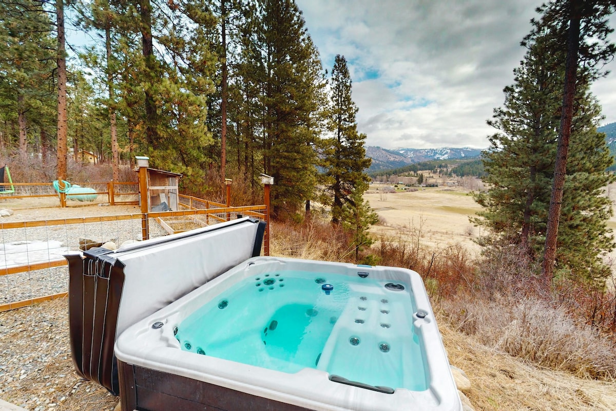 3BR cabin with mountain view, hot tub, & AC