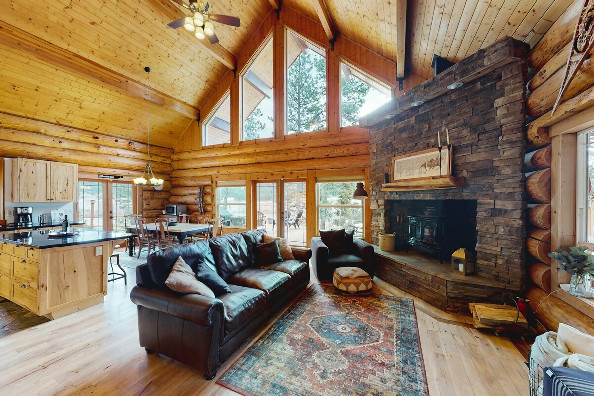 3BR cabin with mountain view, hot tub, & AC