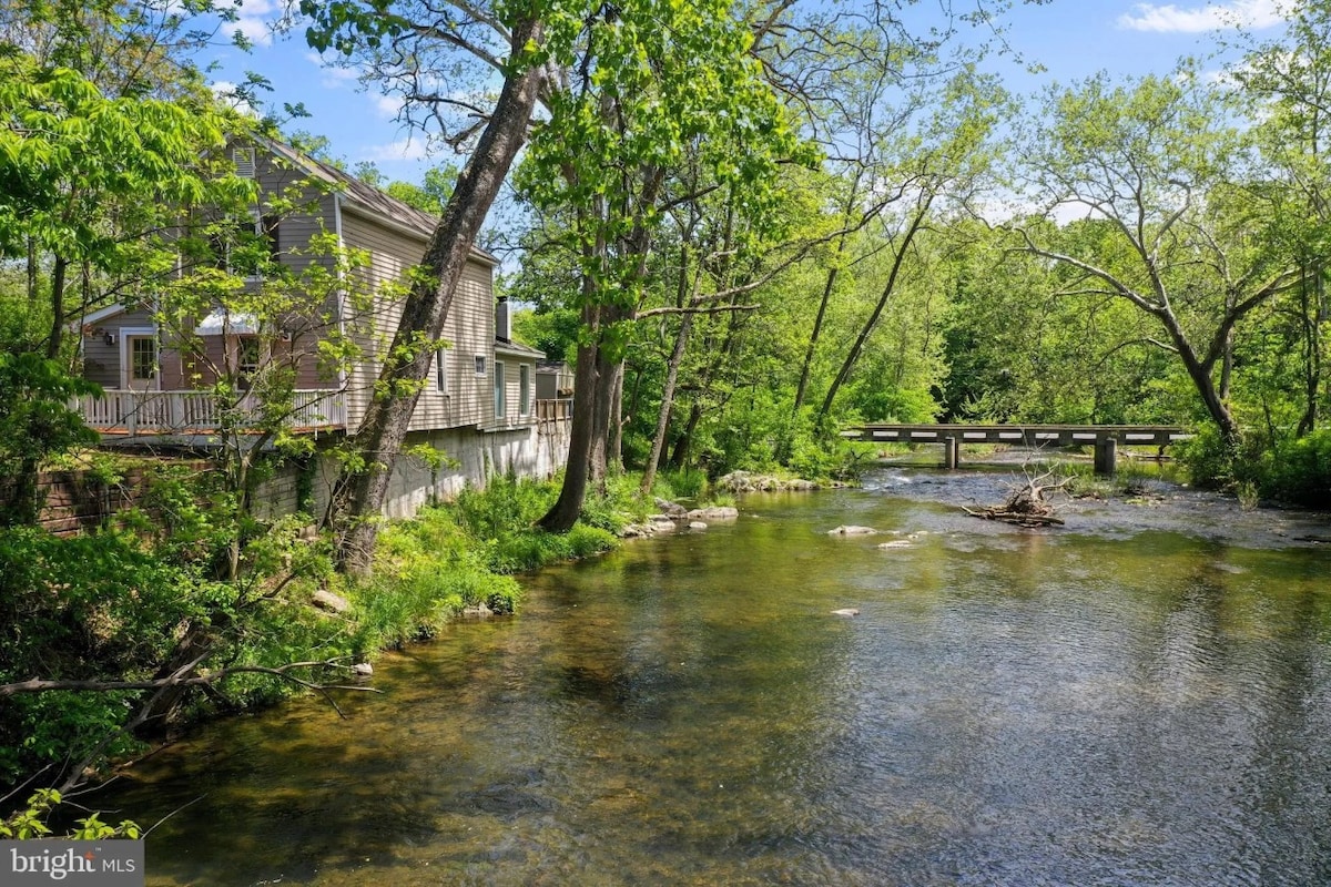 Creekside的宁静谧度假屋