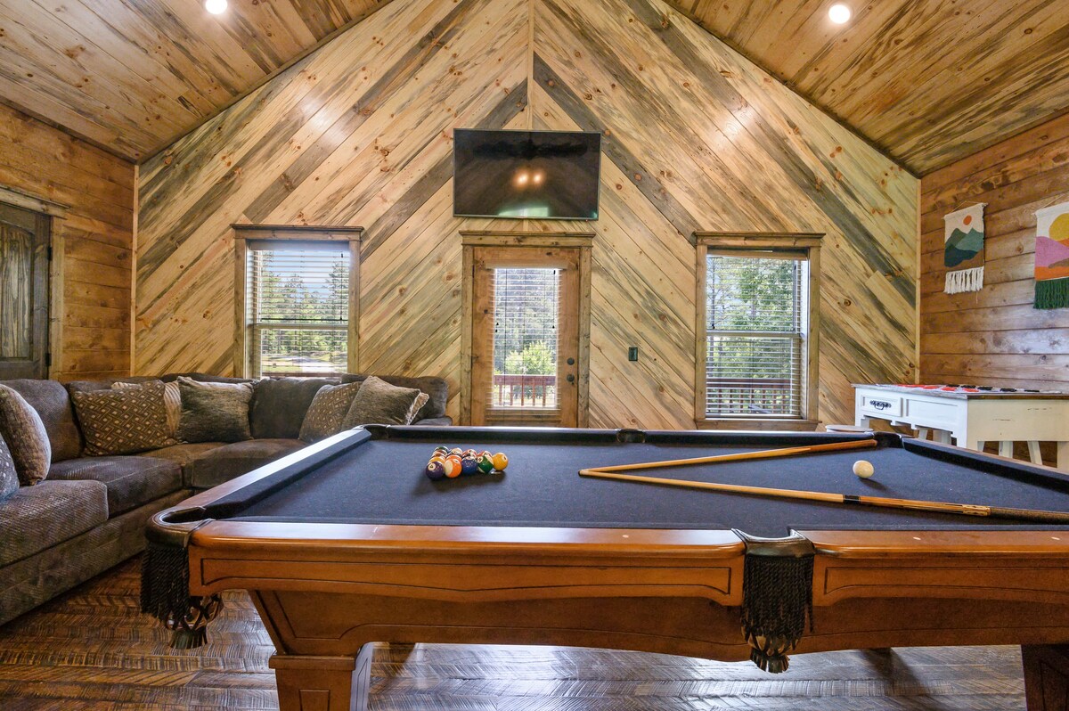 Hot Tub, Pool Table, Modern Rustic Cabin Sleeps 10