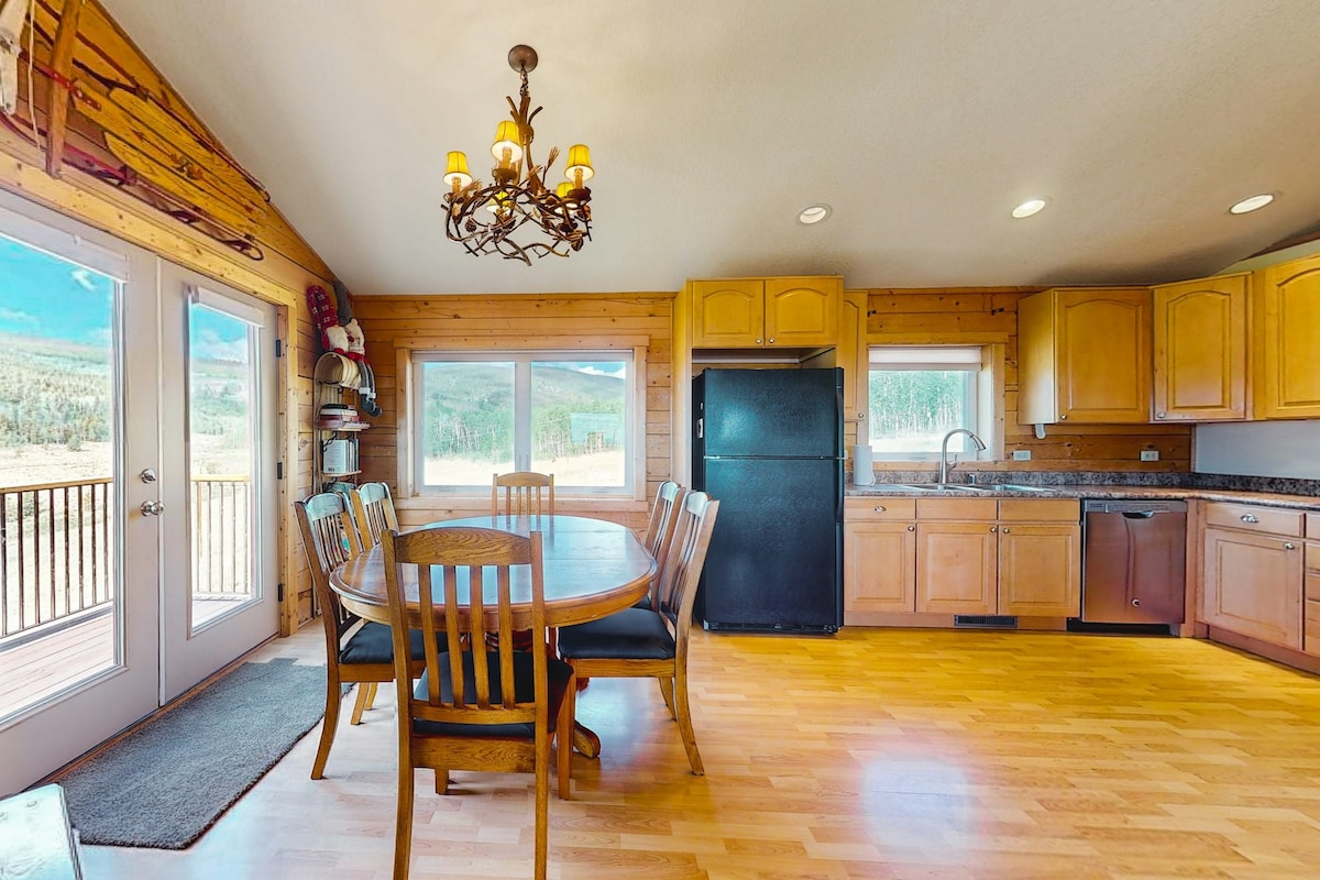4BR cabin with hot tub, views & W/D - dog-friendly