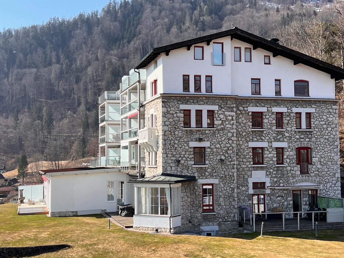 Large, stylish holiday flat with mountain panorama