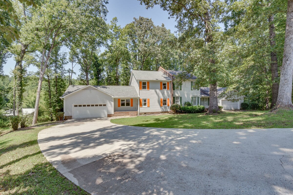 Charming Seneca Home - 3 Mi to Memorial Stadium!