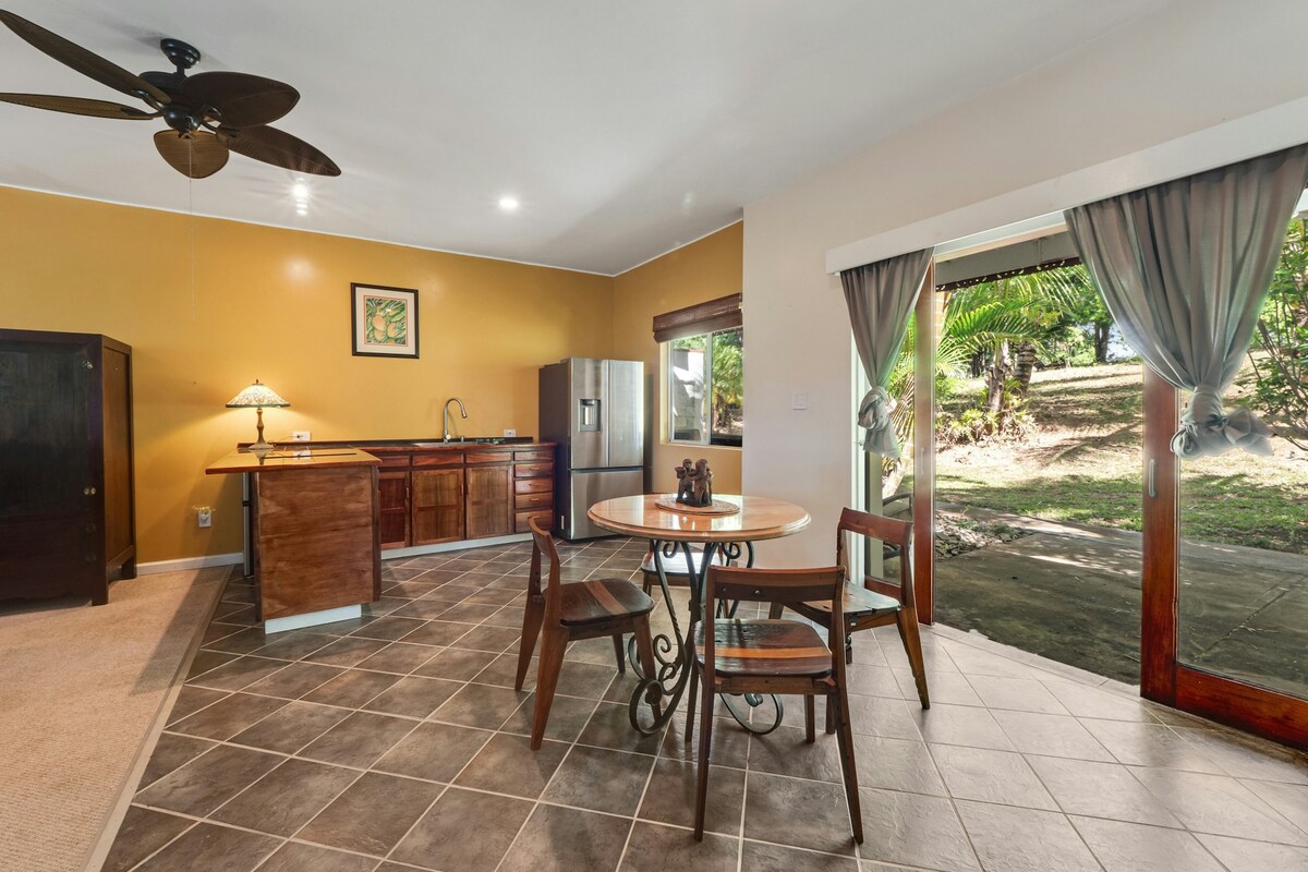 1BR Ohana suite with patio & tropical setting