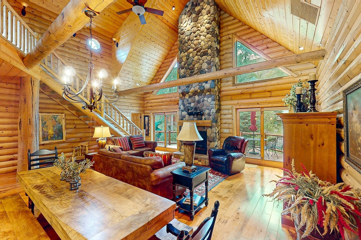 4BR charming riverside cabin - near skiing