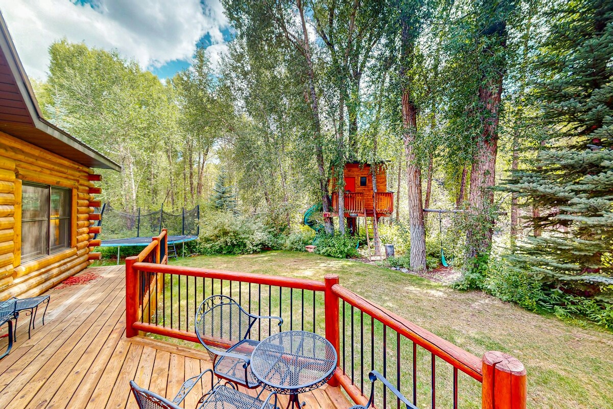 4BR charming riverside cabin - near skiing