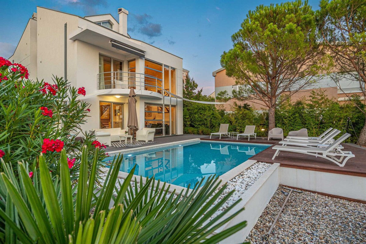 Luxury Villa Duchess with Pool